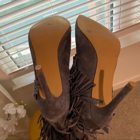 Beautiful Gray Real Suede Leather Fringe Bootie Heels Size 9 - Picture 7 of 11